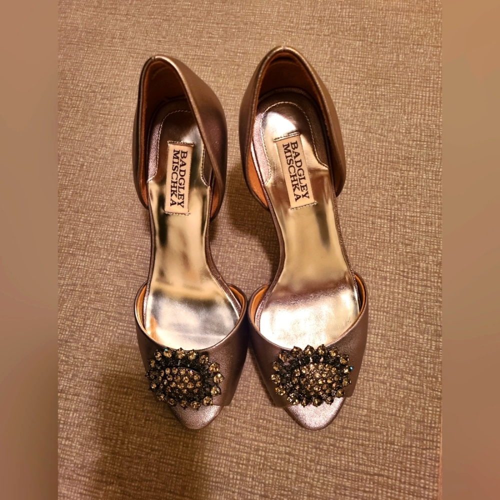Bagdley Mischka Women's shoes size 7.5  silver leather